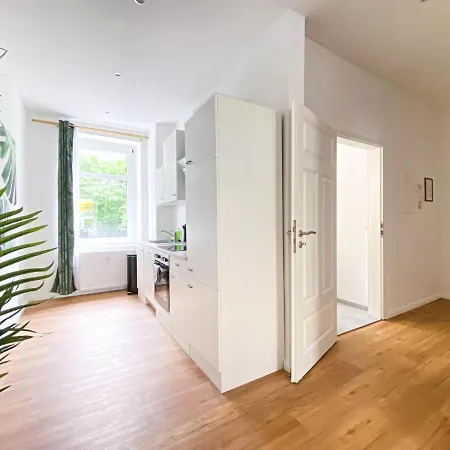 Freundliche Mit Regendusche, Kueche, Waschmaschine&trockner, Tv, Wlan Apartment Leipzig